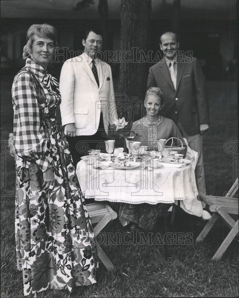 1970 Press Photo Philip Kemper George Schall Ravinia meadow Picnicking silver - Historic Images