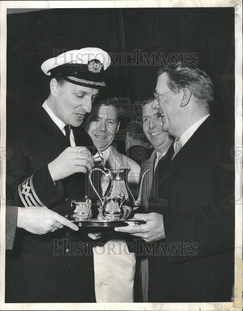 1964 Press Photo Capt Edward Kempton receive Villas Johnson World Trade division - Historic Images
