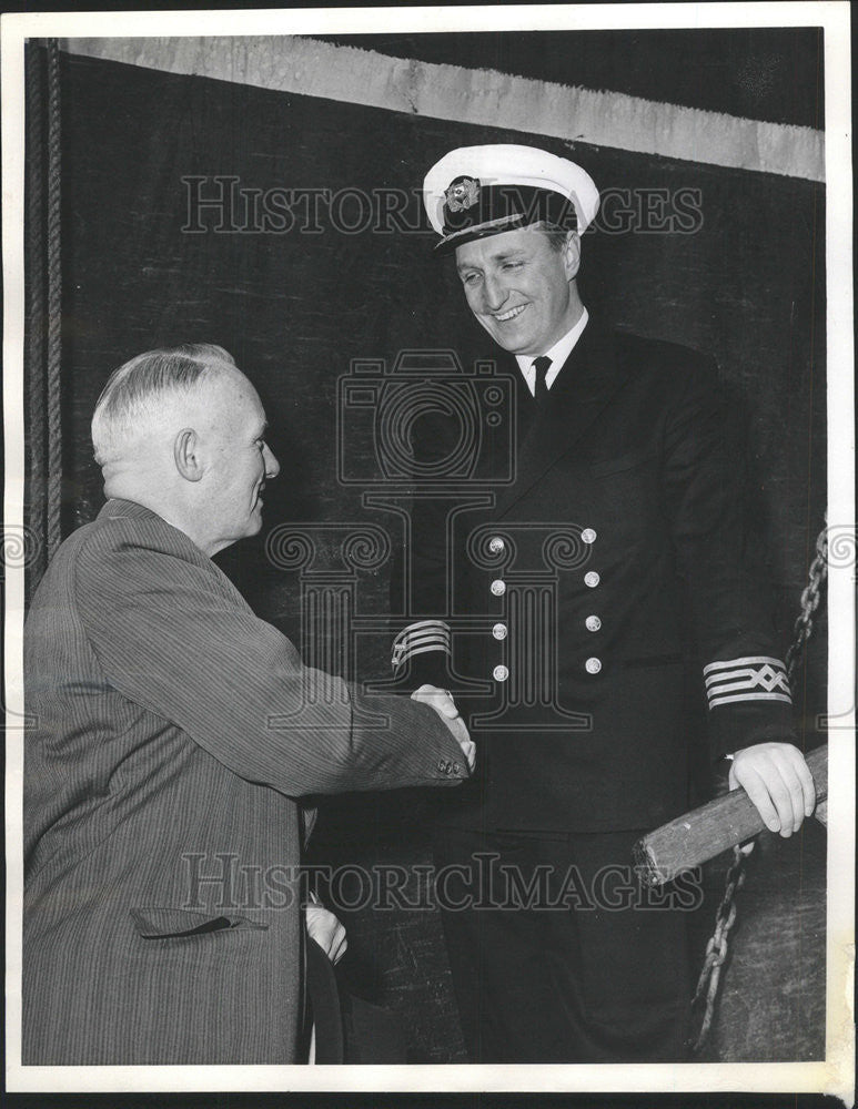 1964 Press Photo Captain John Mandey Hacienda Chicago greets Edward Jeffery - Historic Images
