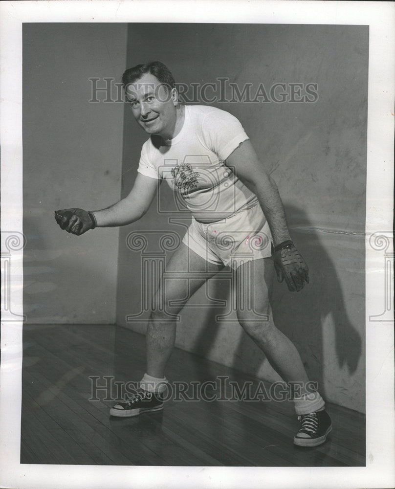 1952 Press Photo as Robert Bob Kendall financial services industry trading floor - Historic Images