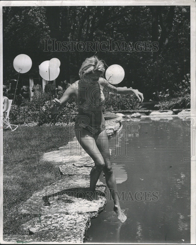 1970 Press Photo Susie Lennox theory Service club annual day Country feast fun - Historic Images