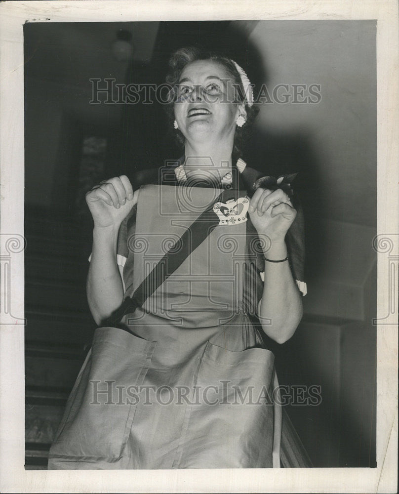 1953 Press Photo Daniel Leonard Winnetka Spring fashion Christ Church house - Historic Images