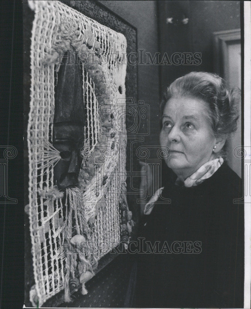 1975 Press Photo Mrs Daniel Leonard native mask Martinique combine string use - Historic Images