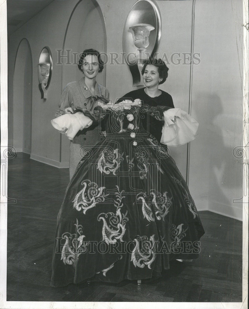 1958 Press Photo Elizabeth Schwarzkopf Sarah Freeman Chamberlain Guildhall look - Historic Images