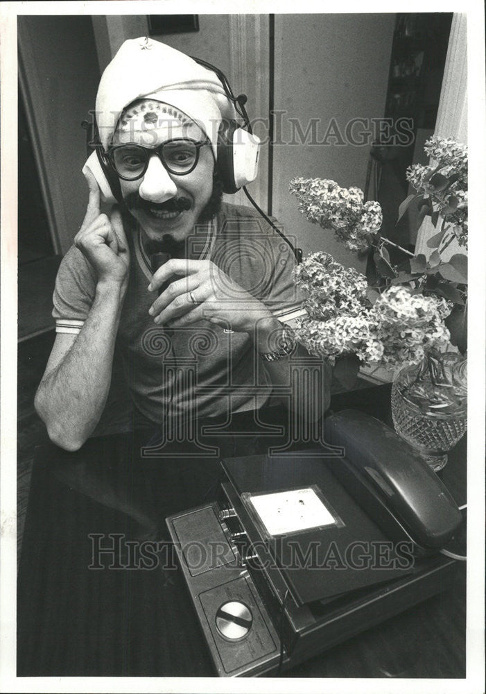 1980 Press Photo Ed Leonard Swami tape Phone Gobby Hayes Peter Lorre Answer - Historic Images