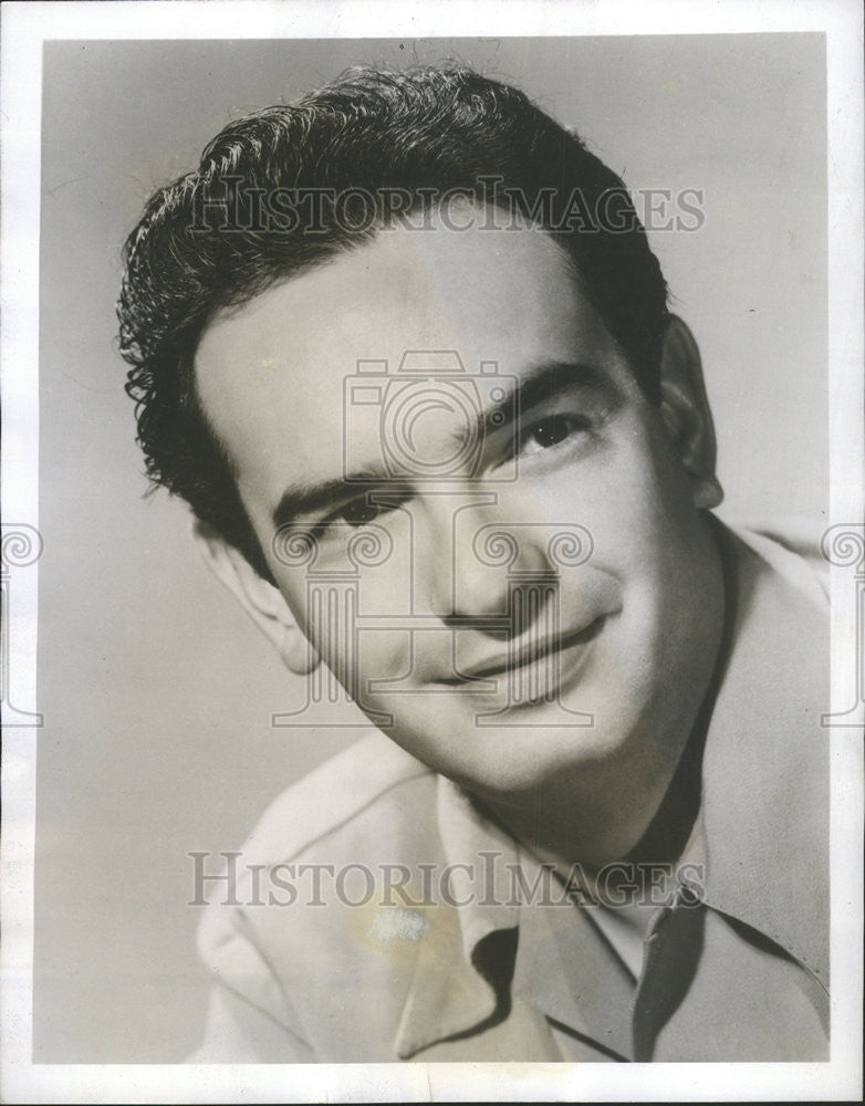 1947 Press Photo Elliot Lowis Hollywood actor Captain Kearney ship Scarlet Queen - Historic Images