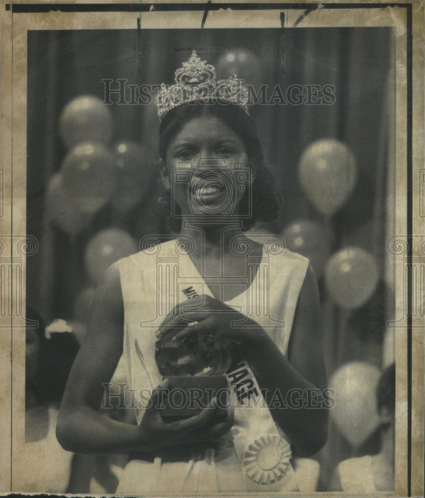 1972 Press Photo CYNTHIA  LEWIS HOLDS TROPHY MISS BLACK TEENAGE AMERICA - Historic Images