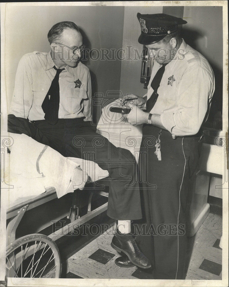 1955 Press Photo Howard Martin/Policeman Injured/Gun Battle/Chicago Illinois - Historic Images