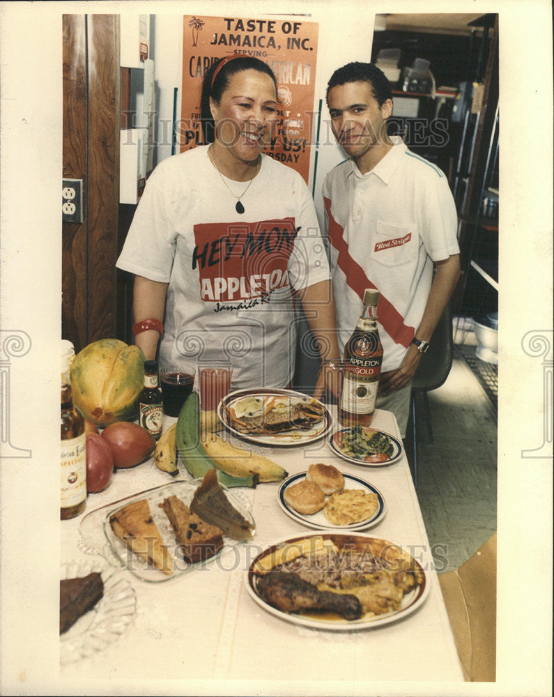 1989 Press Photo Jean Martin Caribbean food restaurant Jamaica crews shooting - Historic Images