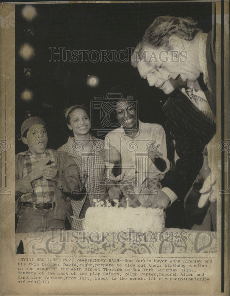 1973 Press Photo NY Mayor John Lindsey &amp; His Twin Blow Bday Candles Out On Stage - Historic Images