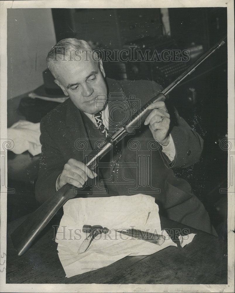1946 Press Photo Walter McGee Rifle Broken Hammer James Lincoln Joliet - Historic Images