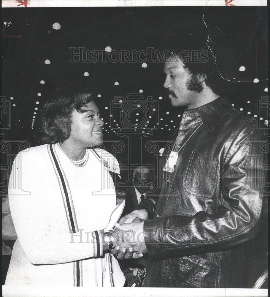 1975 Press Photo Ouida Lindsey Sun Times columnist congratulated by Rev. Jesse J - Historic Images