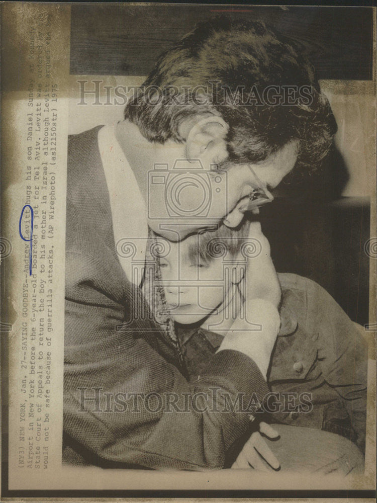 1975 Press Photo Andrei Levitt hugs son Daniel before returning to Israel - Historic Images