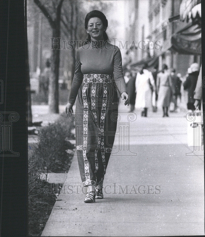 1971 Press Photo CAROL LEVING WTTW AUCTION - Historic Images