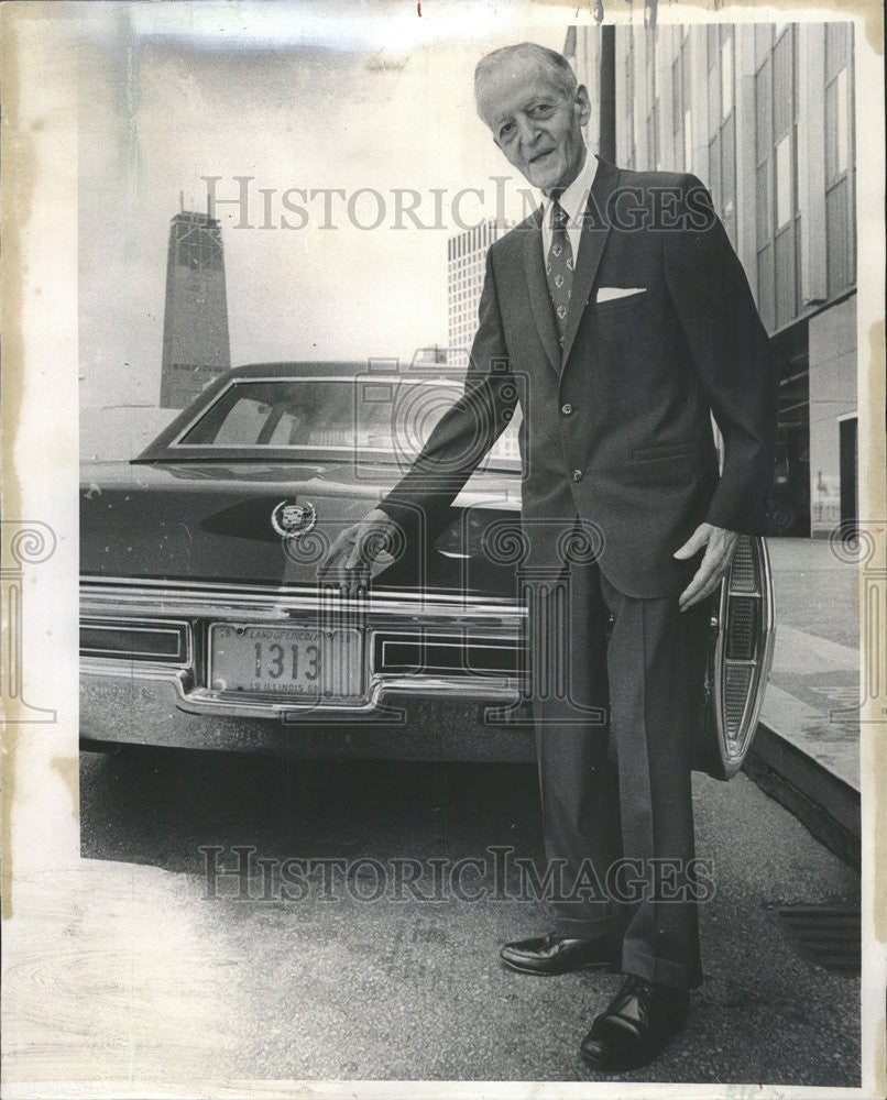 1968 Press Photo Mr. Nathan Leverone of Chicago area tests superstitions - Historic Images