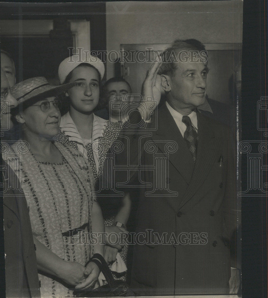 1939 Press Photo Rose Daughter Beatrice Samuel Levin member Board Education Oath - Historic Images