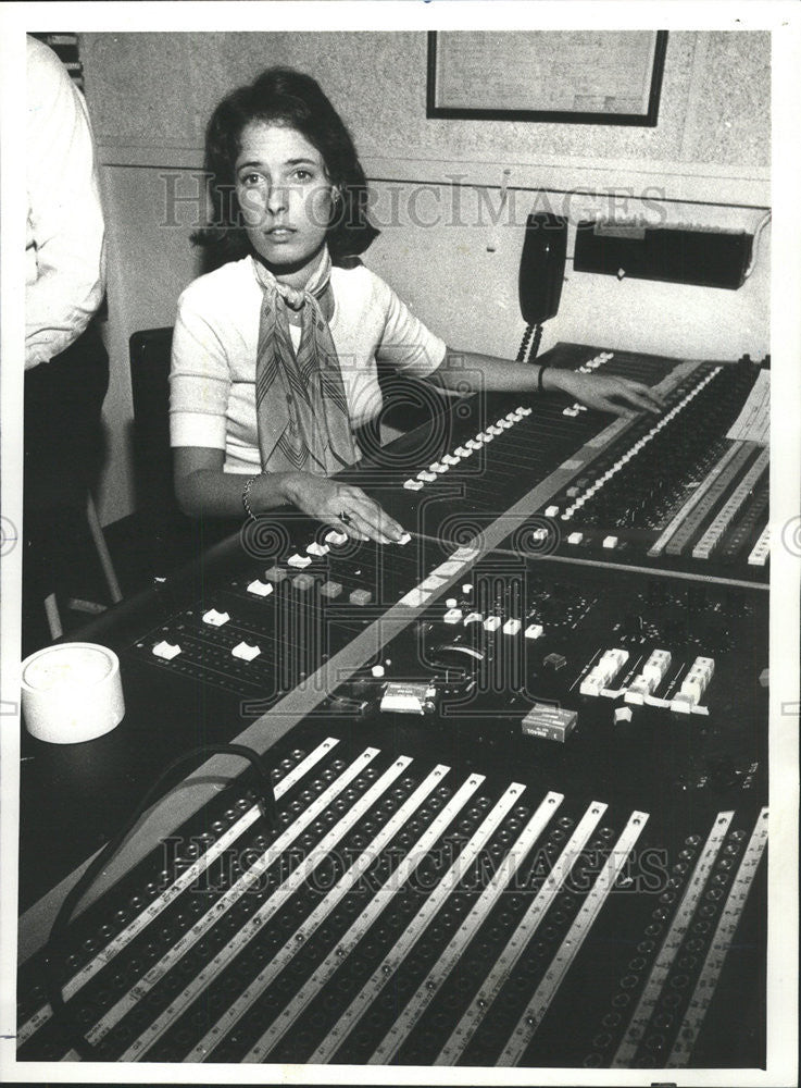 1977 Press Photo Ann Levine WLS TV assistant program director / Audio ...
