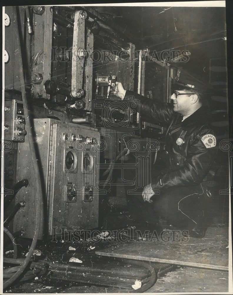 1963 Press Photo Policeman Joseph Lugar Technician plastic Molding Machine Snap - Historic Images