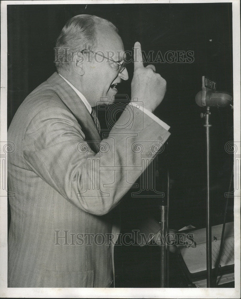 1950 Press Photo Hon. Scott Lucas senator of Illinois speaking at Car Men&#39;s Hall - Historic Images