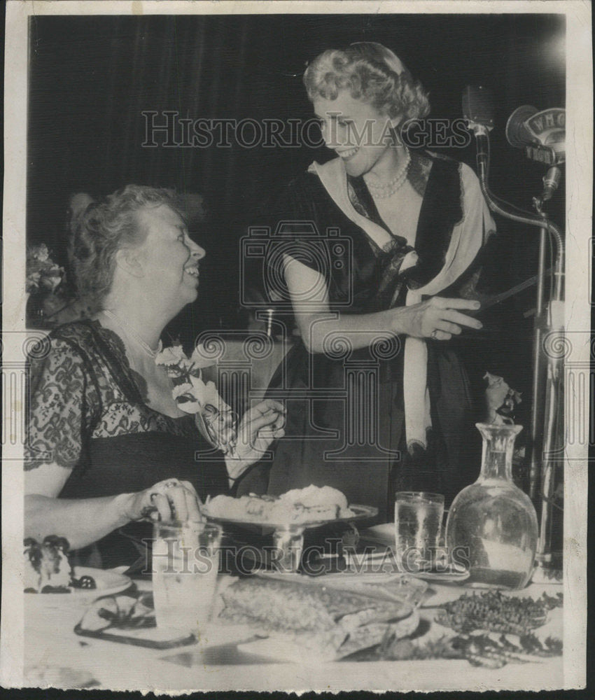 1953 Press Photo Mrs. Clare Boothe and Mrs. Franklin Roosevelt at the gold medal - Historic Images