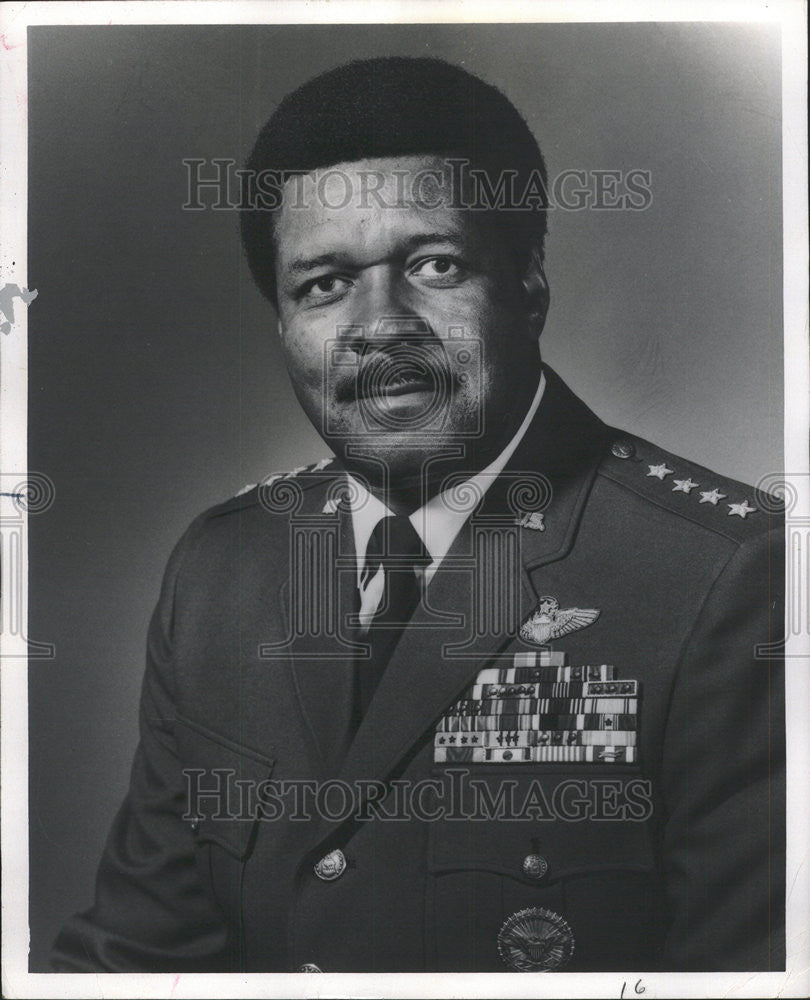 1977 Press Photo Gen. Daniel James Jr. awarded twice the Washington Freedom Foun - Historic Images