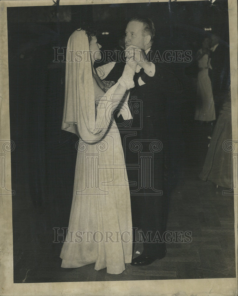 1948 Press Photo Mr Mrs Waldo Logan white third wife Mrs John Quarty Art Museum - Historic Images