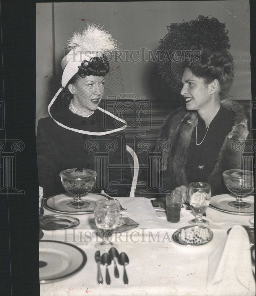 1947 Press Photo Illinois Children Home Mrs Waldo Logan Mrs Arthur Wirtz - Historic Images