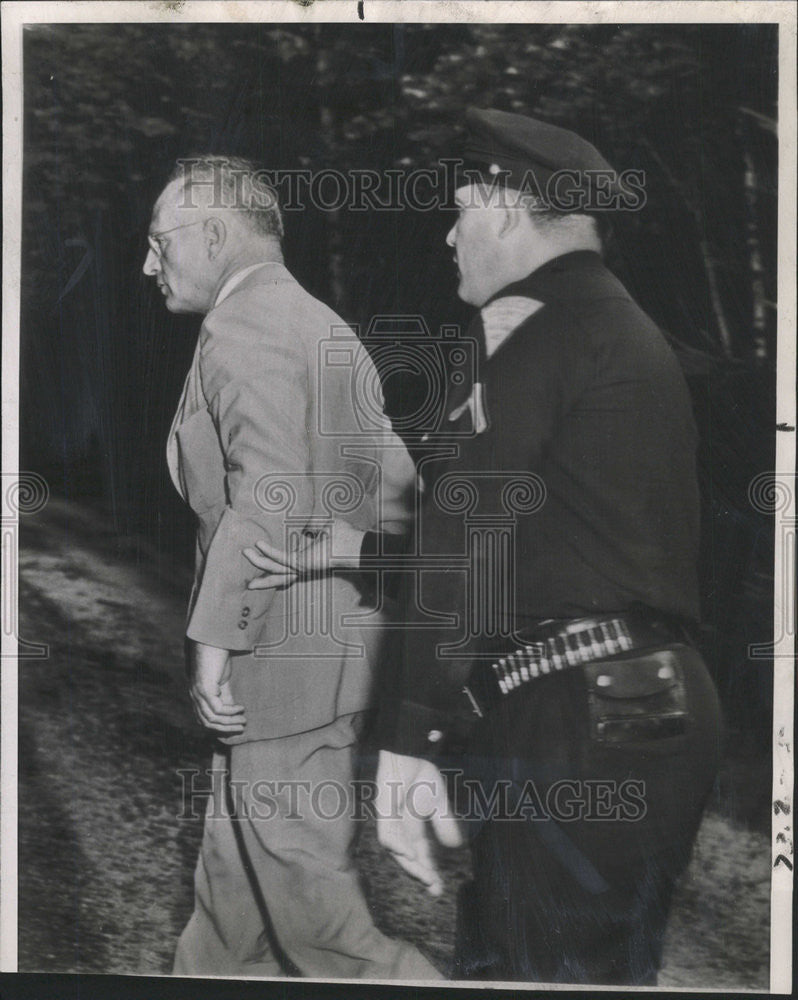 1946 Press Photo William John Logan Retired Banker Accompanied Patrolman Home - Historic Images