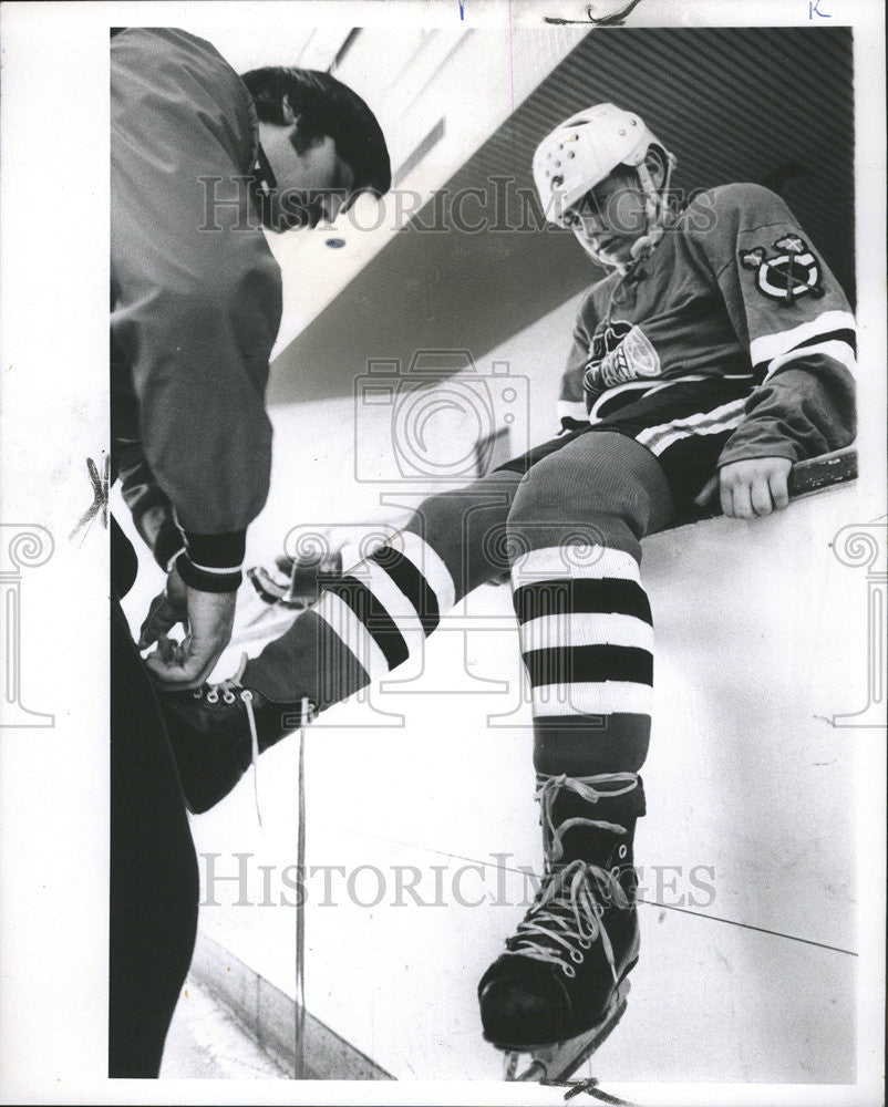 1971 Press Photo Blackhawk defenseman Jerry Korab skate Mike Loeffler Snap - Historic Images