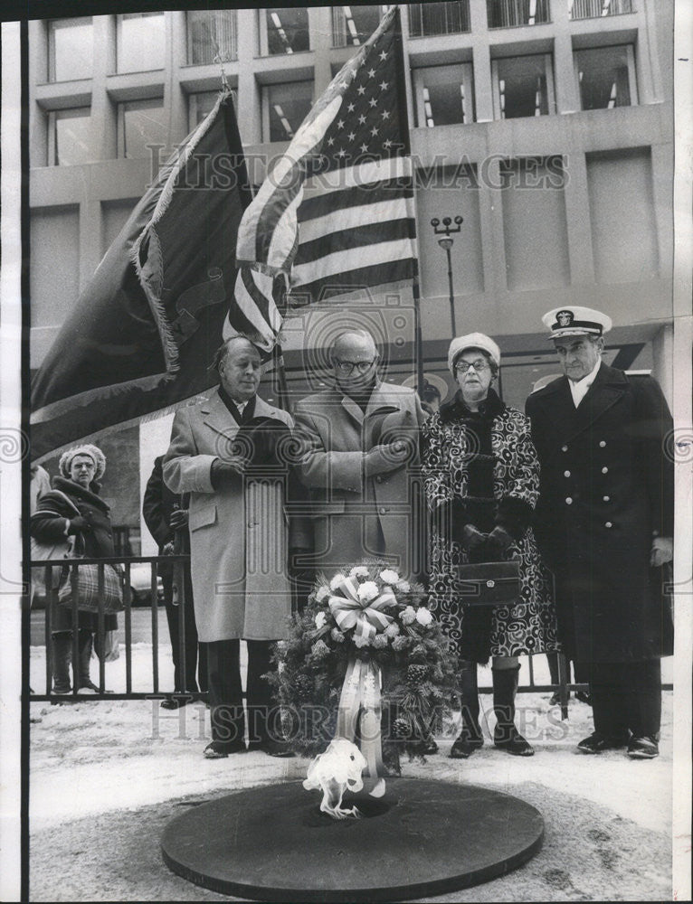 1976 Press Photo Wreath laying ceremony to commemorate Pearl Harbor on Chicago - Historic Images