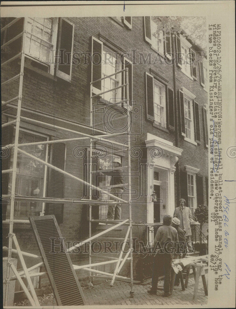 1976 Press Photo George Town Home Henry Kissinger Windows Bullet proof glass - Historic Images