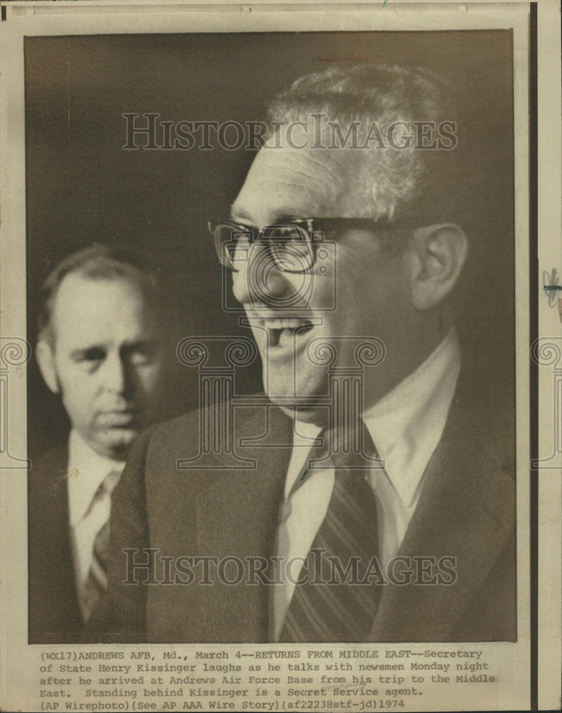 1974 Press Photo State Secretary Henry Kissinger laugh newsmen Andrews Air Force - Historic Images