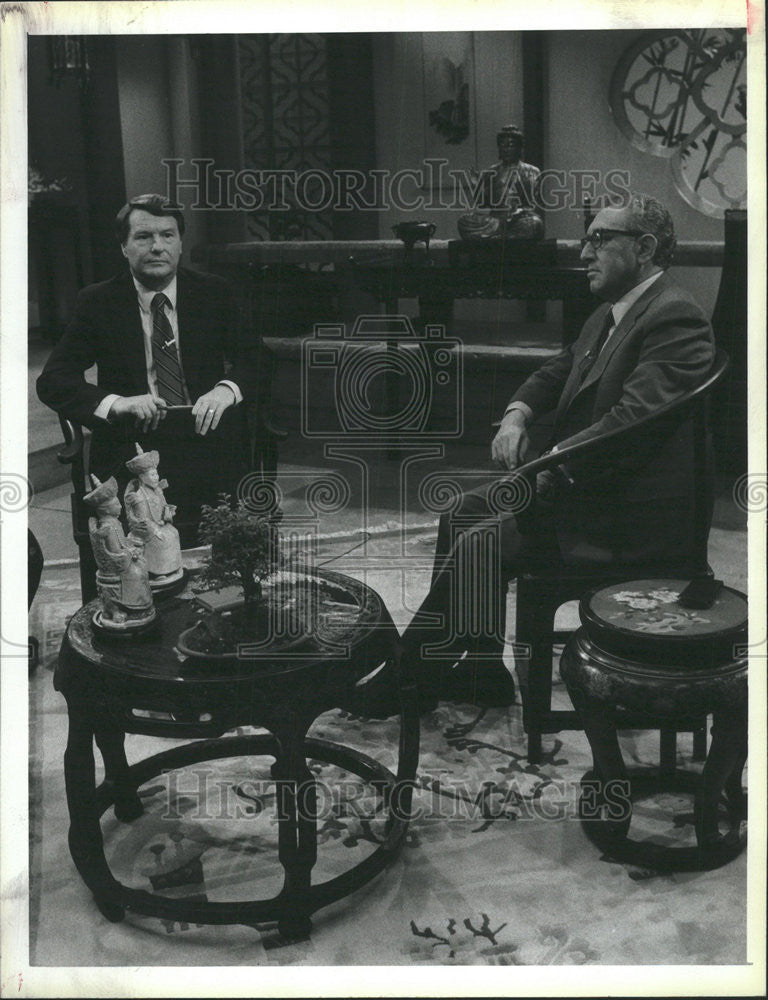 1985 Press Photo Former Sec. of State Henry Kissinger interviewed by Jim Lehrer - Historic Images