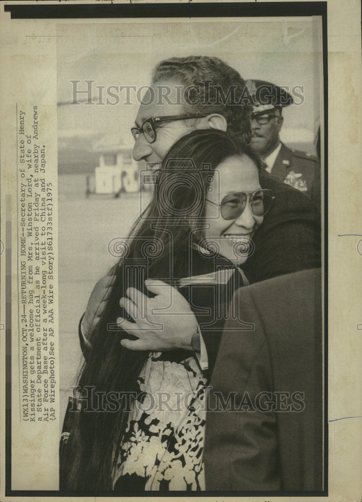 1975 Press Photo Secretary Of State Henry Kissinger Greeting By Mrs. Winston Lo - Historic Images