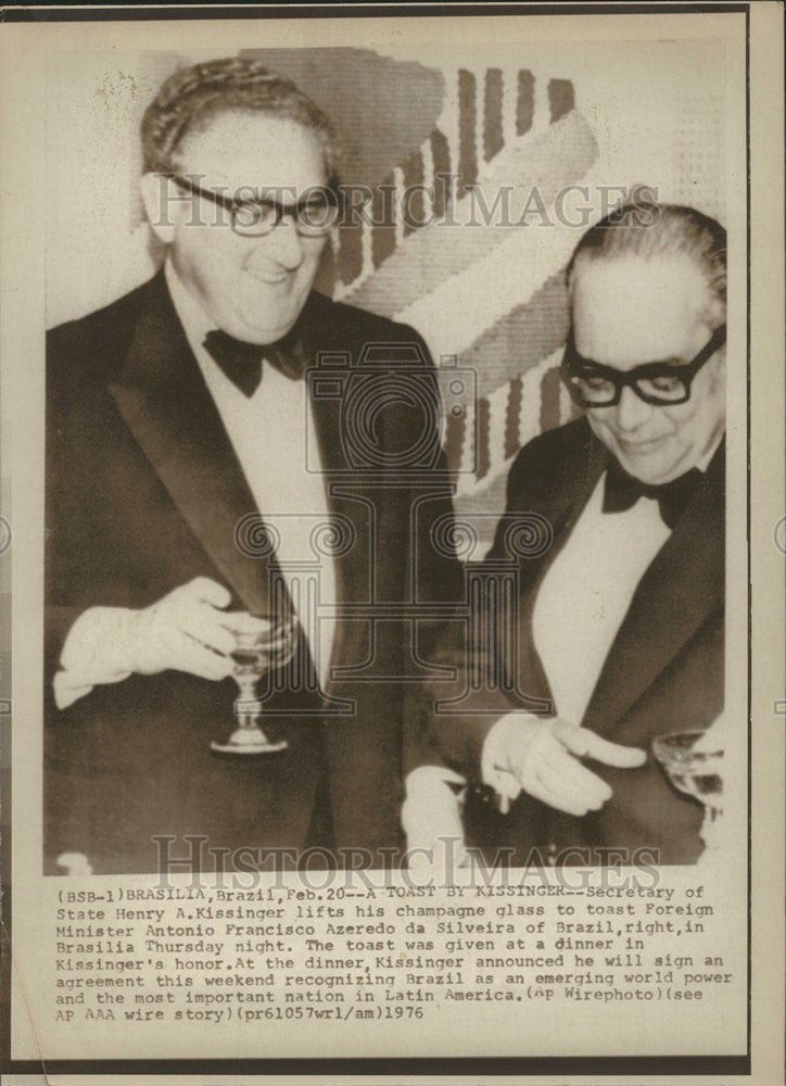 1976 Press Photo Secretary State Henry Kissinger champagne glass toast Foreign - Historic Images