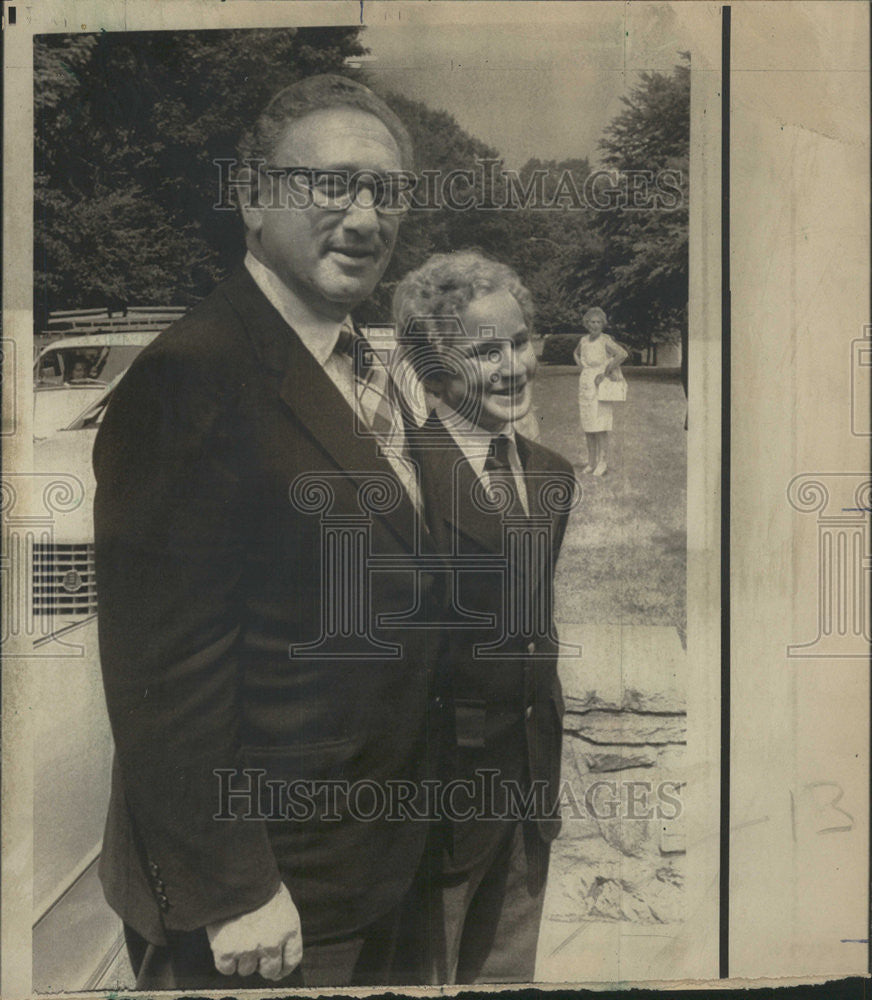 1974 Press Photo Sec. of State Henry Kissinger with son David at his bar mitzvah - Historic Images