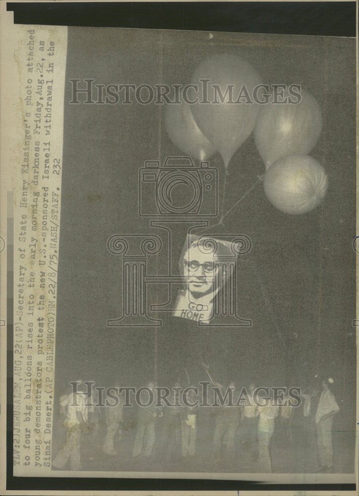 1975 Press Photo Secretary of State Henry Kissingers Photo Attached To Ballons - Historic Images