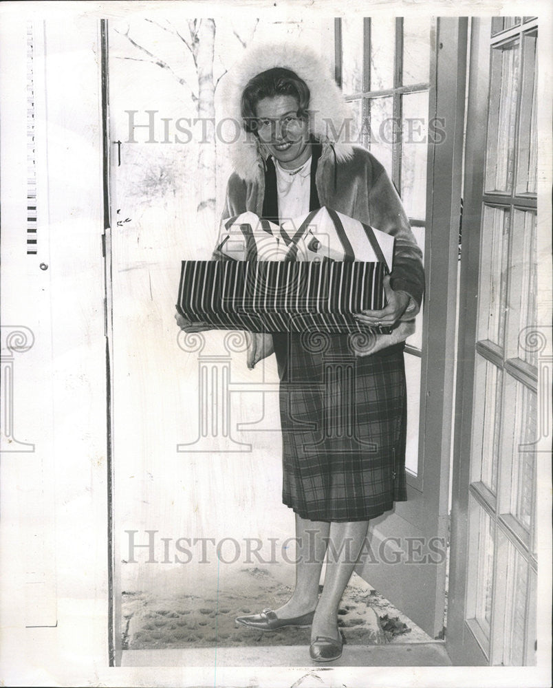 1961 Press Photo Mrs. Edward Jenner exits with all her packages wrapped up - Historic Images