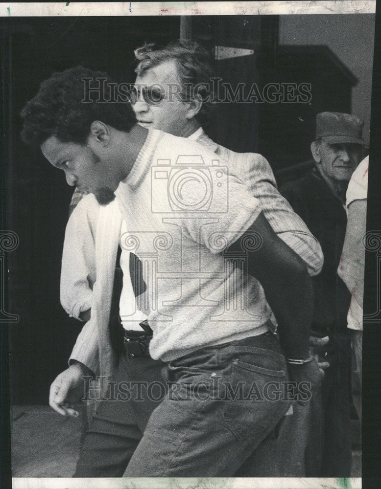 1976 Press Photo Criminal Marion Logan Being Taken Away In Handcuffs - Historic Images