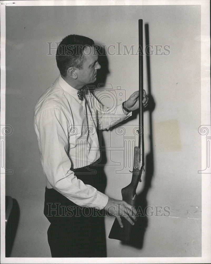 1962 Press Photo Det. John Loftus holding the shotgun used in the slaying of Hug - Historic Images