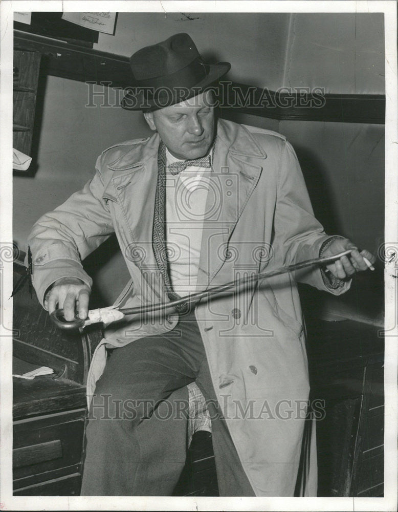 1960 Press Photo Detective John Loftus Examines Poker Used By Attacker - Historic Images