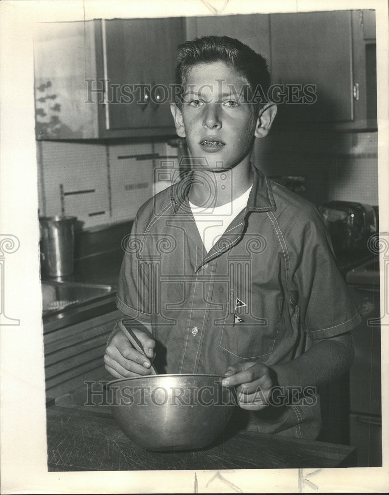 1963 Press Photo Roger Ivice Before Baking Contest Finals - Historic Images