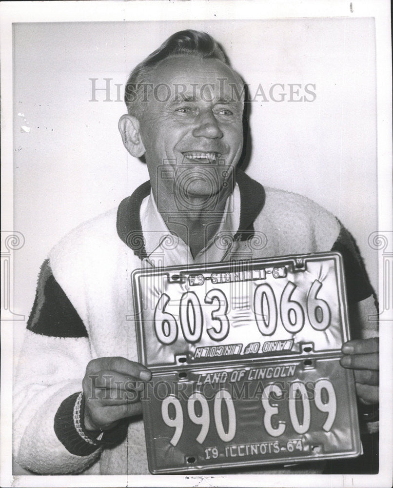 1963 Press Photo Mayor Bert Kisiala of Junction city, Illinois chuckles at plate - Historic Images