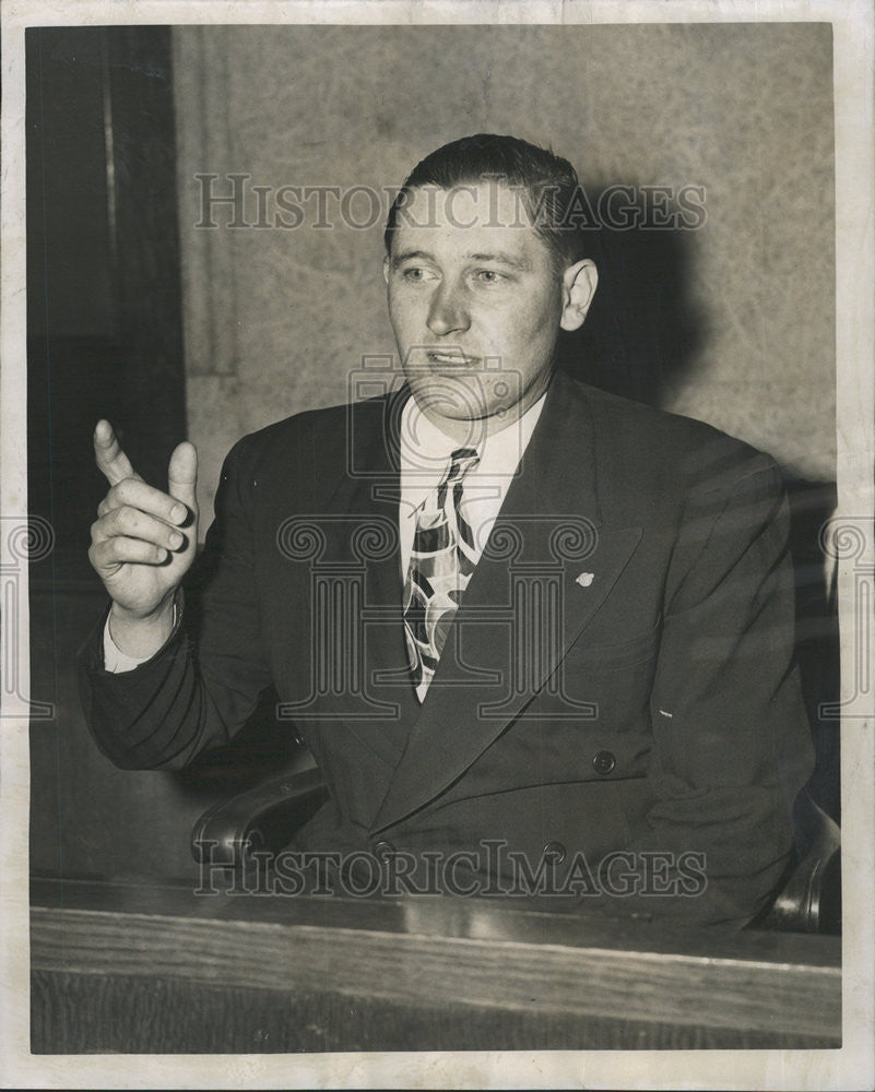 1947 Press Photo Judge Minesr Court Witness William Kiss - Historic Images