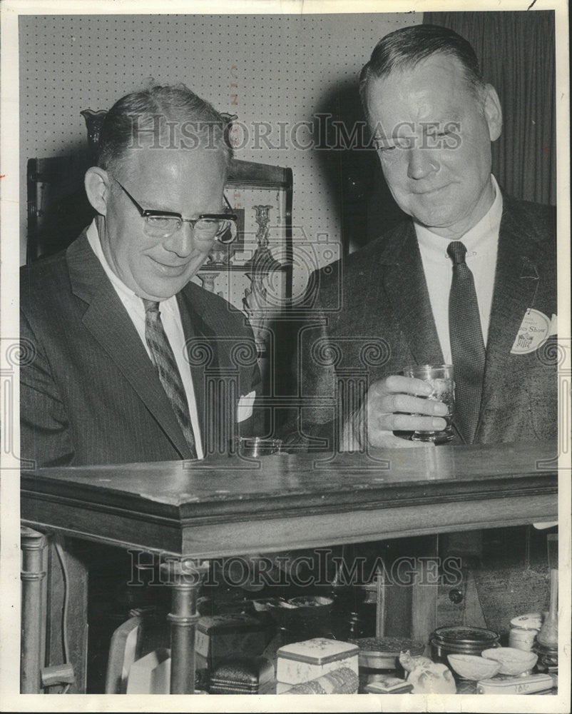 1969 Press Photo Robert E Wolff William S Friedeman Antique Show China Boxes - Historic Images