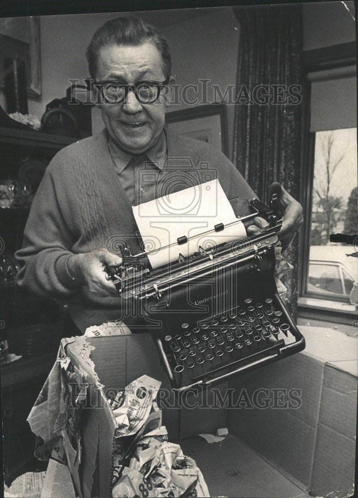 1972 Press Photo Ralph Frost happy receiving an old typewriter where he writes - Historic Images