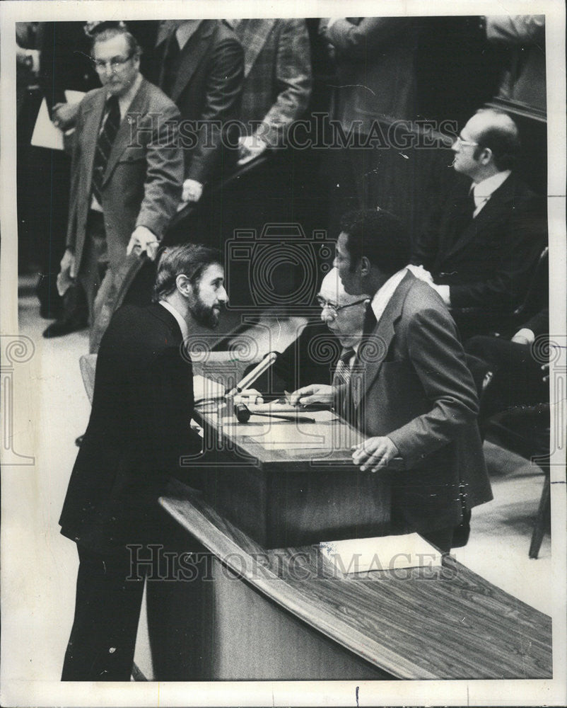 1976 Press Photo Ald. Wilson Frost assisted taking roll call John Heffernan - Historic Images