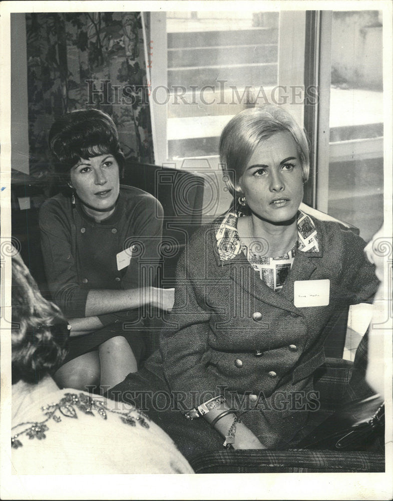 1965 Press Photo Mrs. Lewis Freyer and Mrs. Burdette Martin Jr at Univ. of Chica - Historic Images