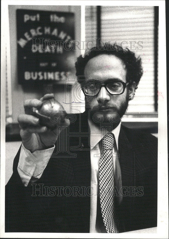 1979 Press Photo Ron Freund Mobilization Antipersonnel Bomb Weapons Arms bazaar - Historic Images