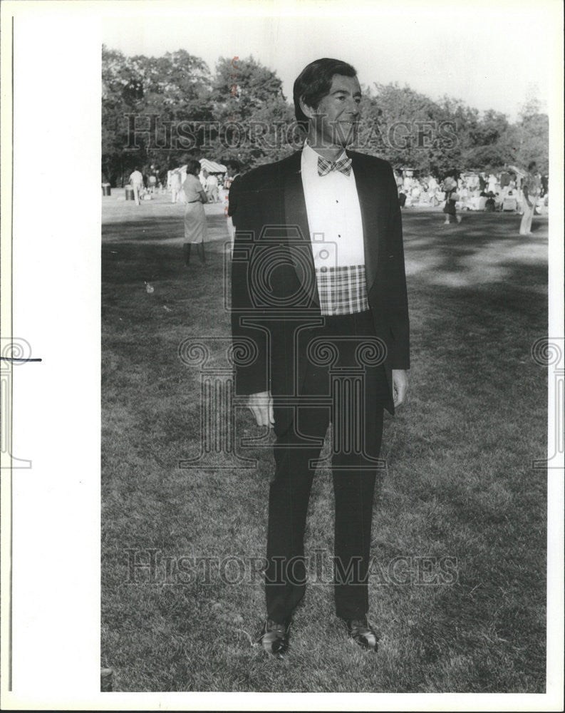 1985 Press Photo Handsomely Frank Voysey Jacket Sutherland Tartan - Historic Images